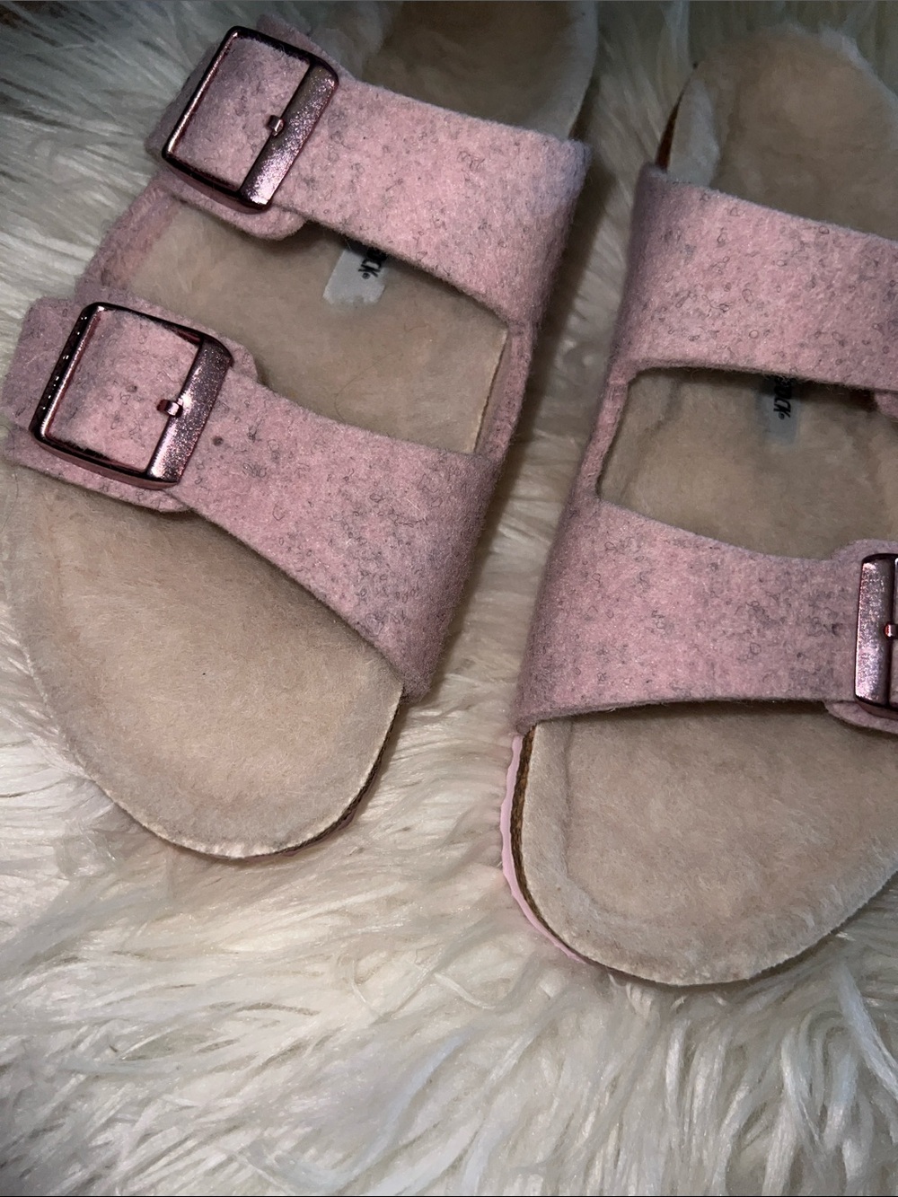 ❤️❤️‍🔥✂️Birkenstock Kids Pink Fuzzy Two-Strap Sandals with Rose Gold Buckles - Picture 3 of 4